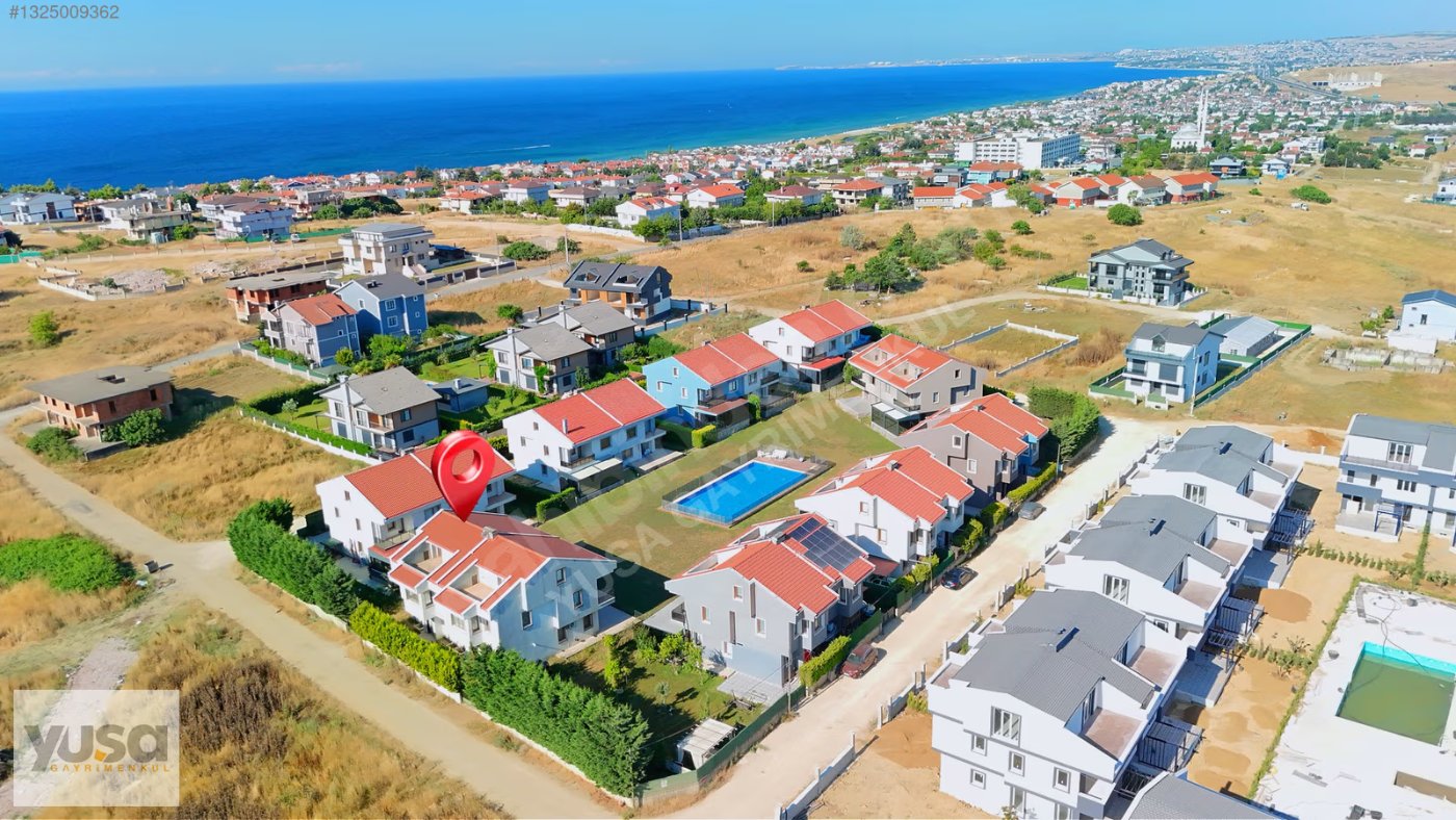 Silivri Sancaktepe'de Havuzlu Sitede Deniz Manzaralı Villa