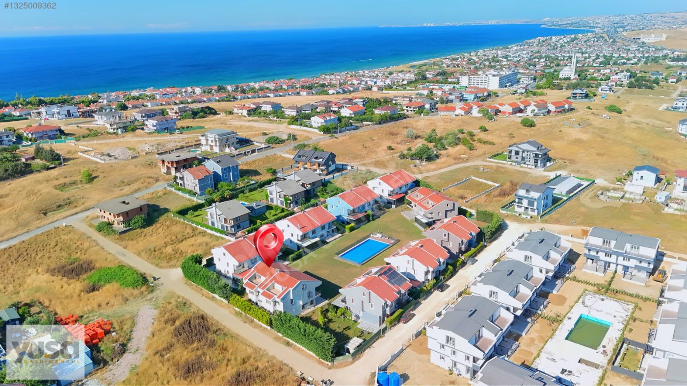 Silivri Sancaktepe'de Havuzlu Sitede Deniz Manzaralı Villa